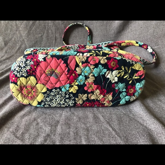 Large Vera Bradley tote in GUC. Lots of pockets! - Picture 3 of 7